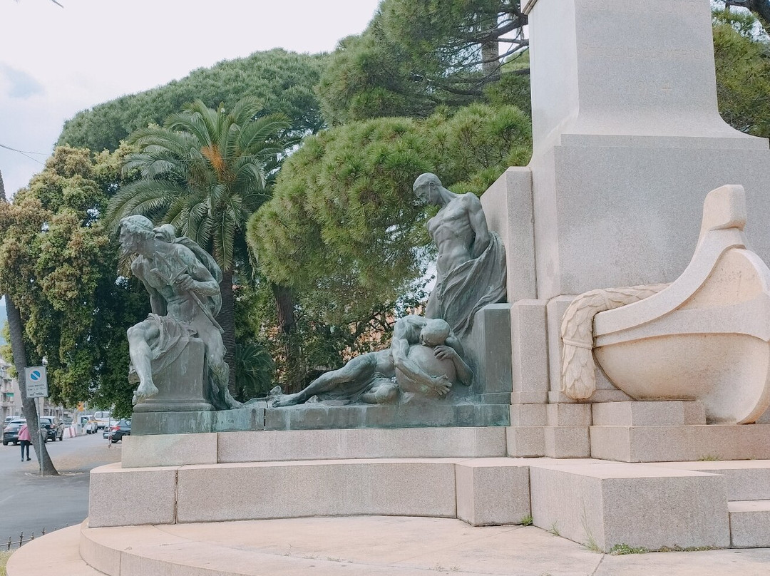 Monumento a Cristoforo Colombo-拉帕洛必去景点