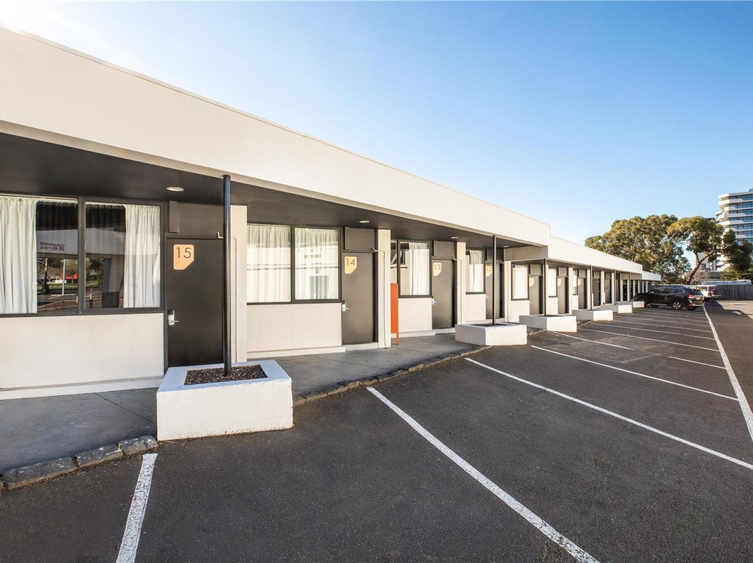 Nightcap at Monash Hotel主图