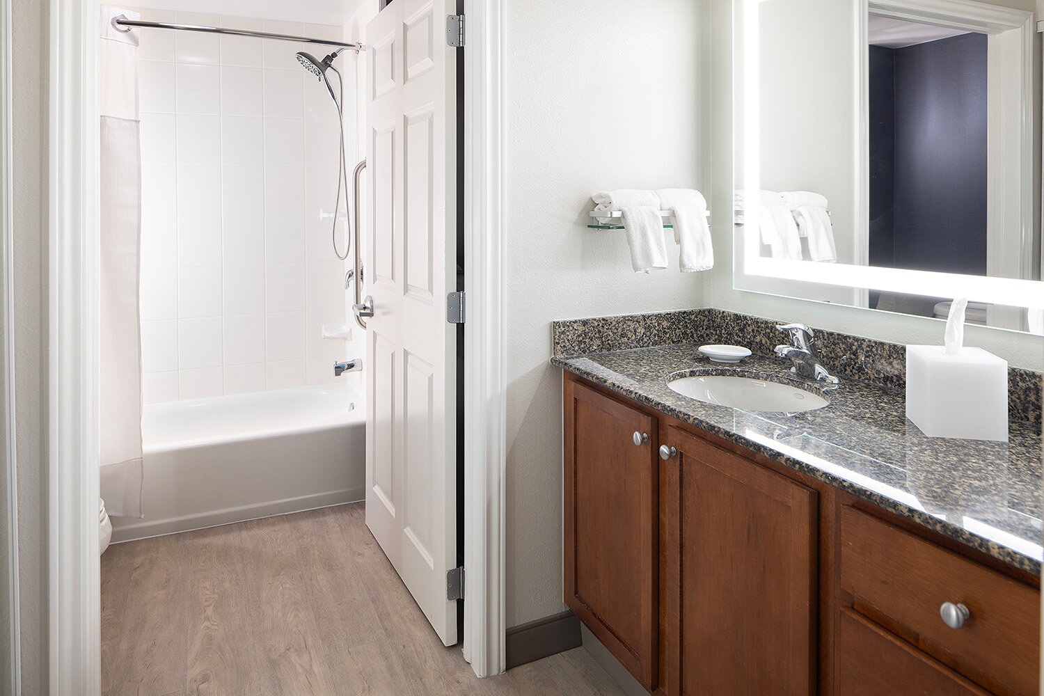Residence Inn Rochester Henrietta-浴室