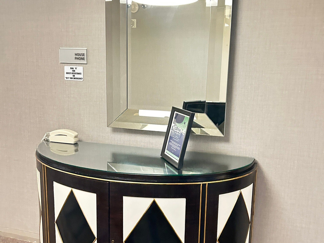 休斯顿格林威广场希尔顿逸林酒店主图