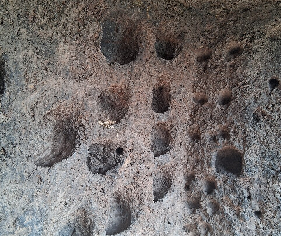 Site Troglodyte de Jonas - Forteresse médiévale et chapelle romane-Saint-Pierre-Colamine必去景点