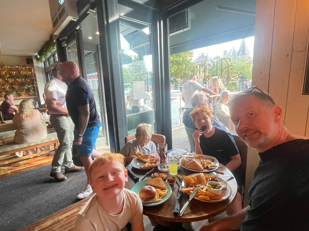 Alfreds Bar & Dine