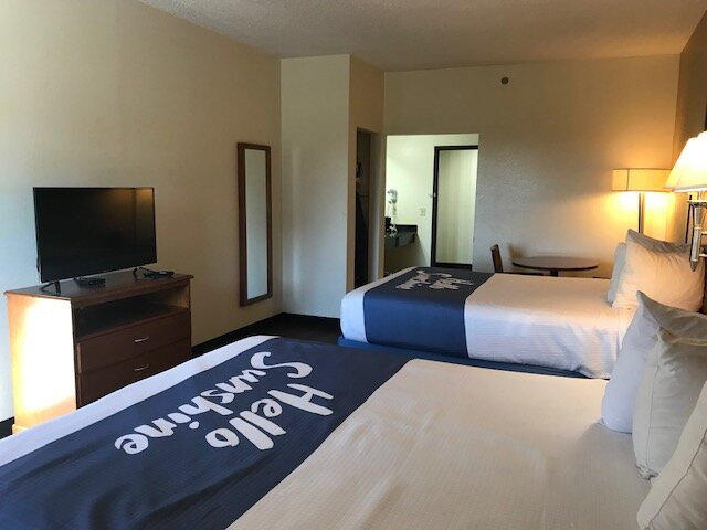 菲尼克斯城华美达旅店主图