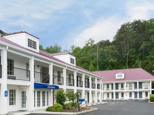 Howard Johnson by Wyndham Dalton