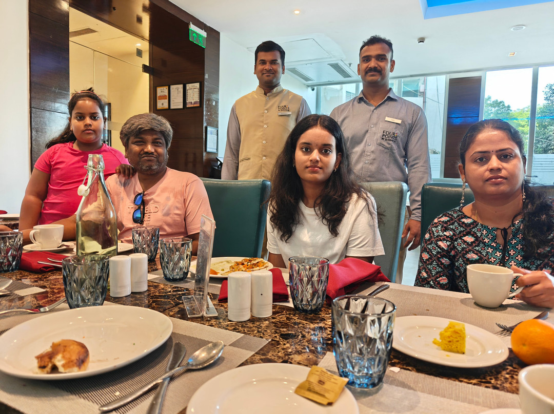 瓦多达拉福朋喜来登酒店主图