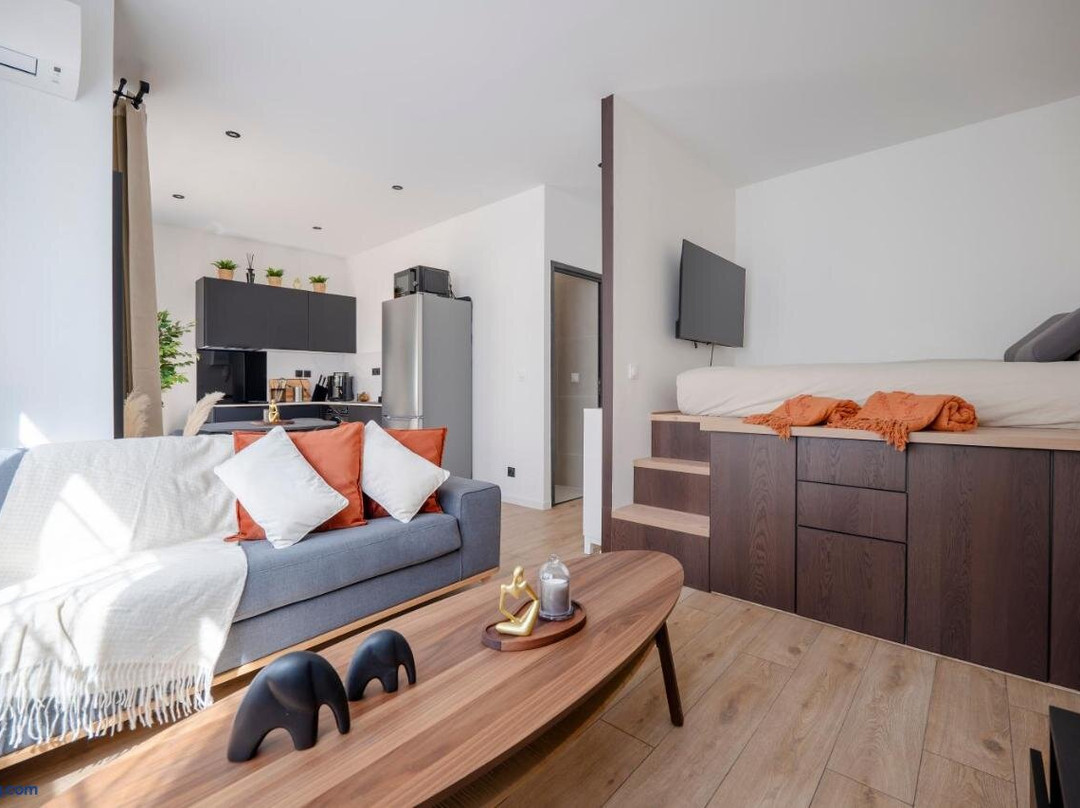 Renovated Studio walking distance to Paris