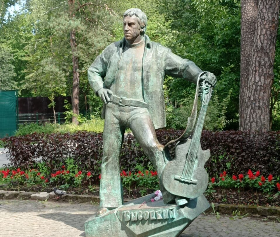 Statue of Vysotskiy-Dubna必去景点