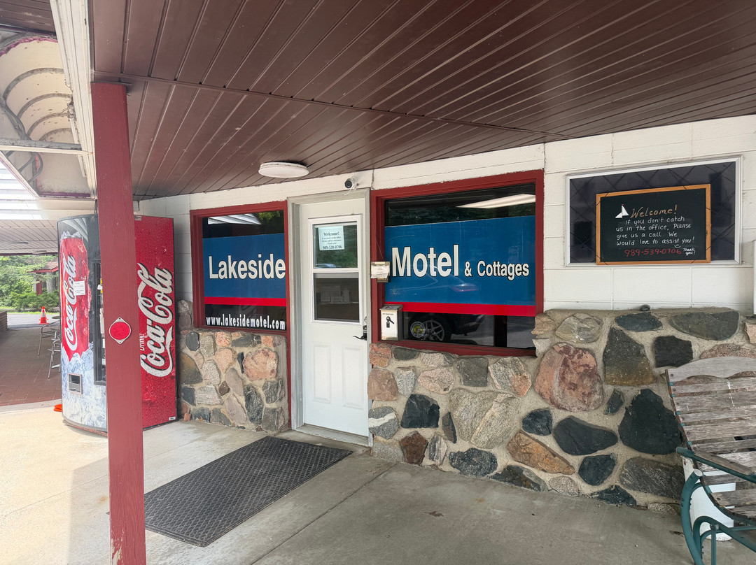 Lakeside Motel & Cottages主图