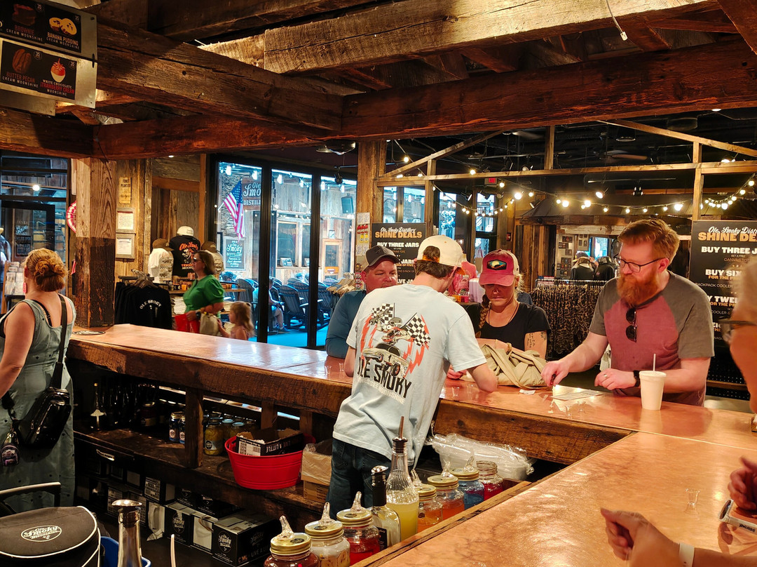 Ole Smoky Distillery - The Holler-盖林柏格必去景点