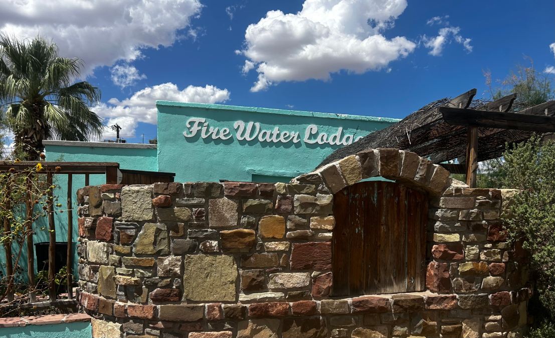 Fire Water Lodge-旅行者