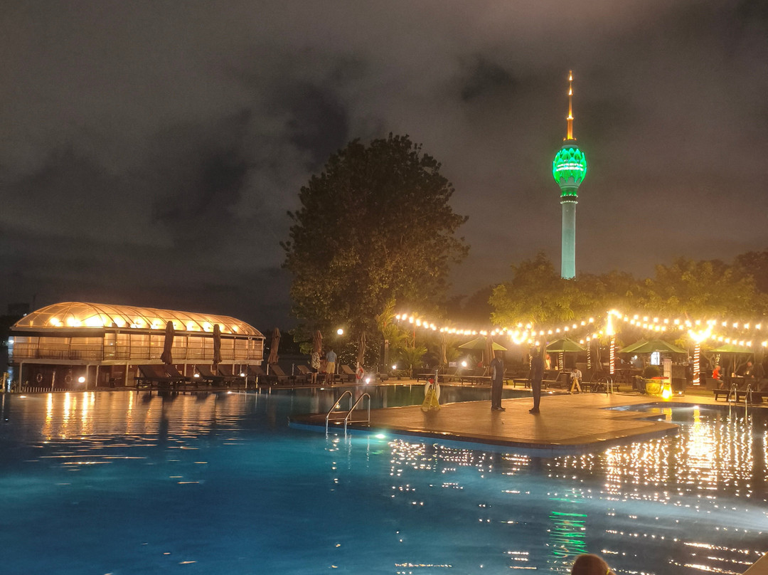 辛纳蒙湖畔酒店主图