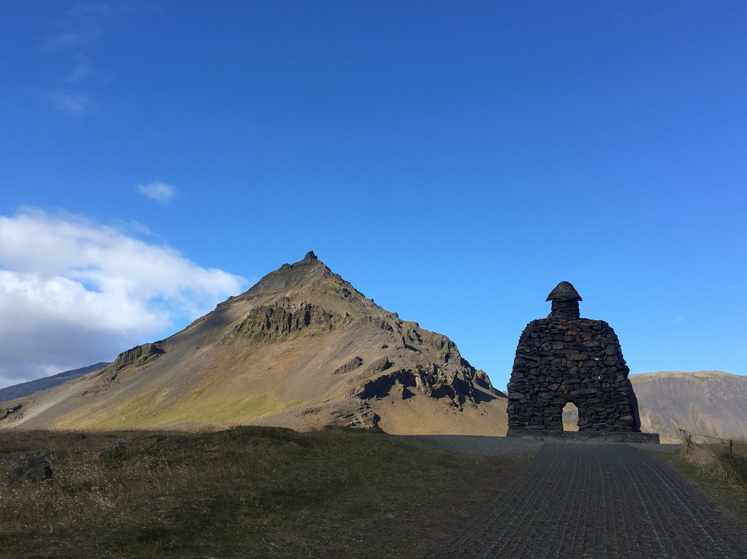Hellnar旅游景点-Bárður Snæfellsás Statue