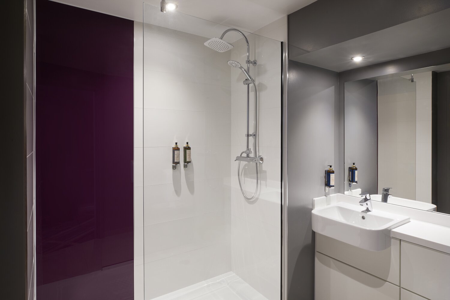 Premier Inn Jersey St Helier (Bath Street) hotel-浴室