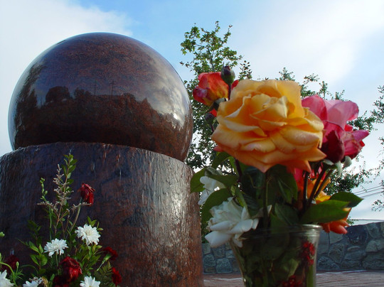 Santa Paula旅游景点-Floating Granite Ball