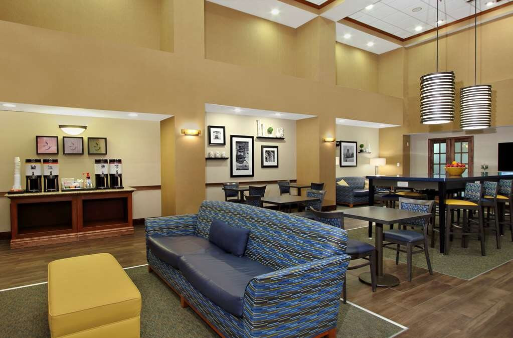 Hampton Inn & Suites Madisonville主图