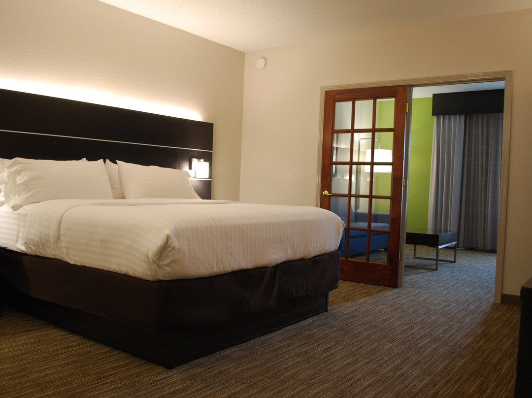 金斯波特梅多维尤I-26快捷假日&套房酒店主图