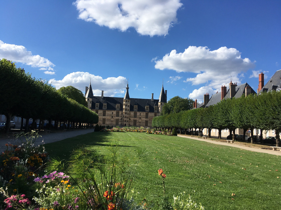 Place De La République-讷韦尔必去景点