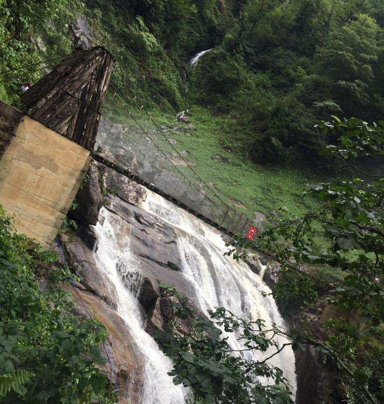 Mencuna Waterfalls景点图片