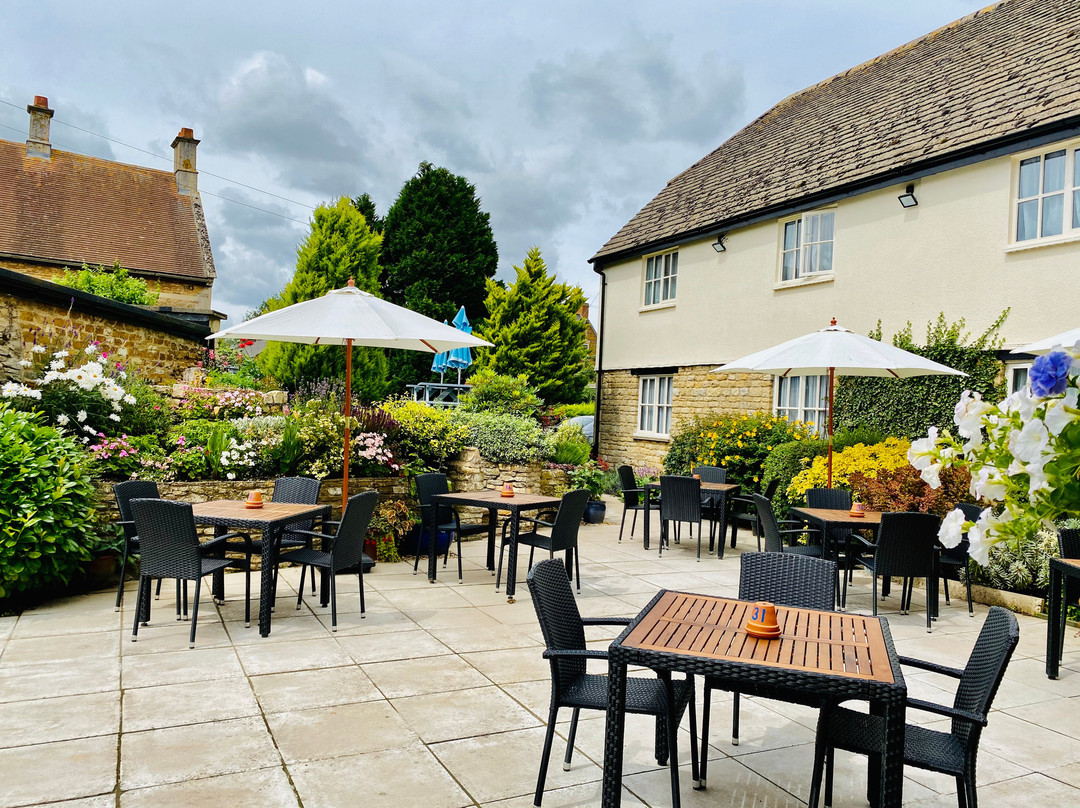 The Old Pheasant Hotel & Pub主图