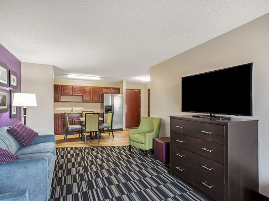 普雷恩菲尔德快捷假日酒店主图