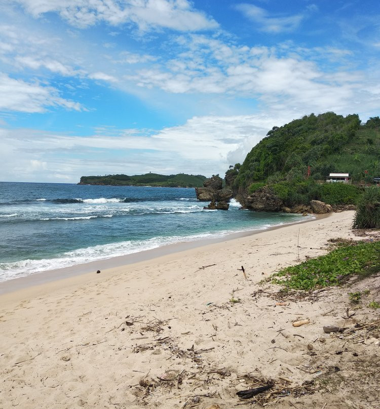 Gondo Mayit Beach景点图片