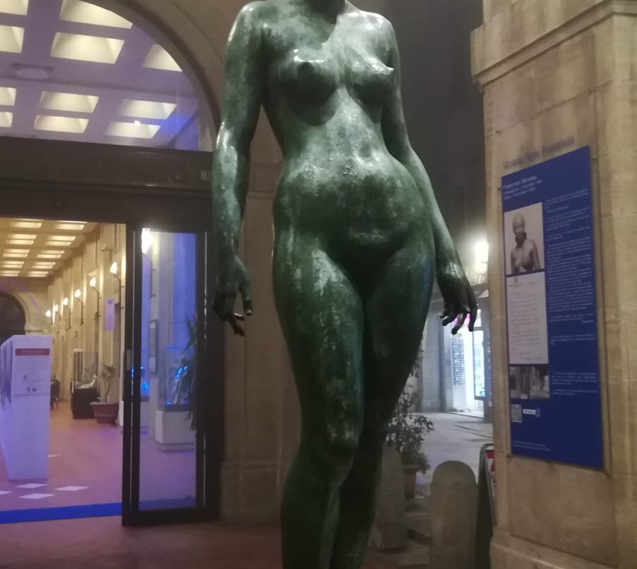 Statua Grande Nudo Femminile-圣马力诺城必去景点