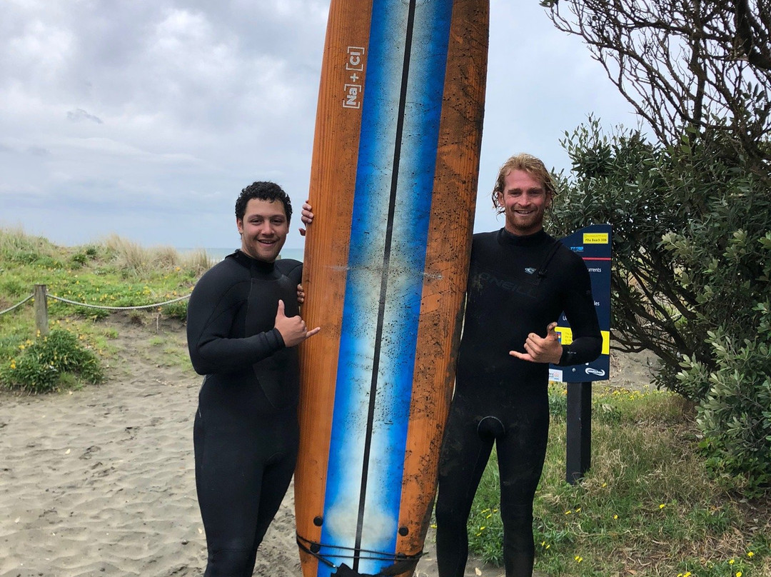 Piha Surf School-皮哈海滩必去景点
