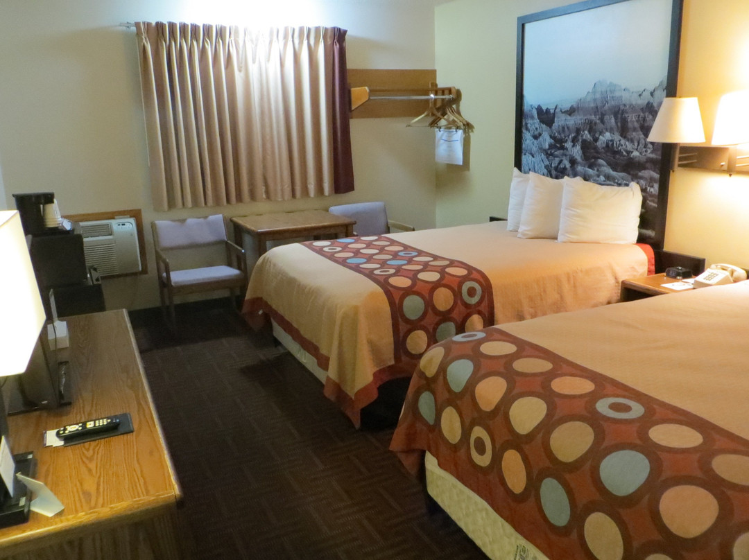 Super 8 by Wyndham Wall主图