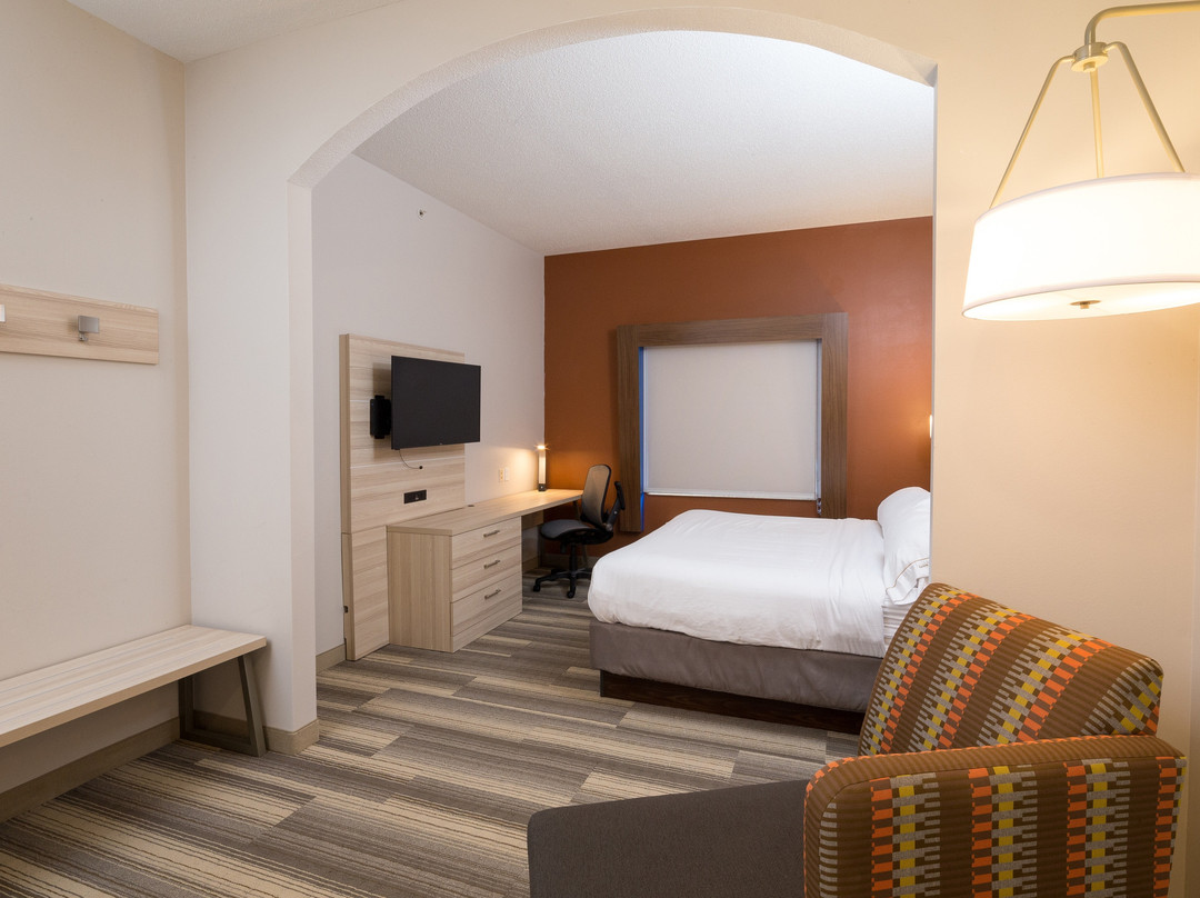 Holiday Inn Express & Suites Detroit - Utica By IHG主图