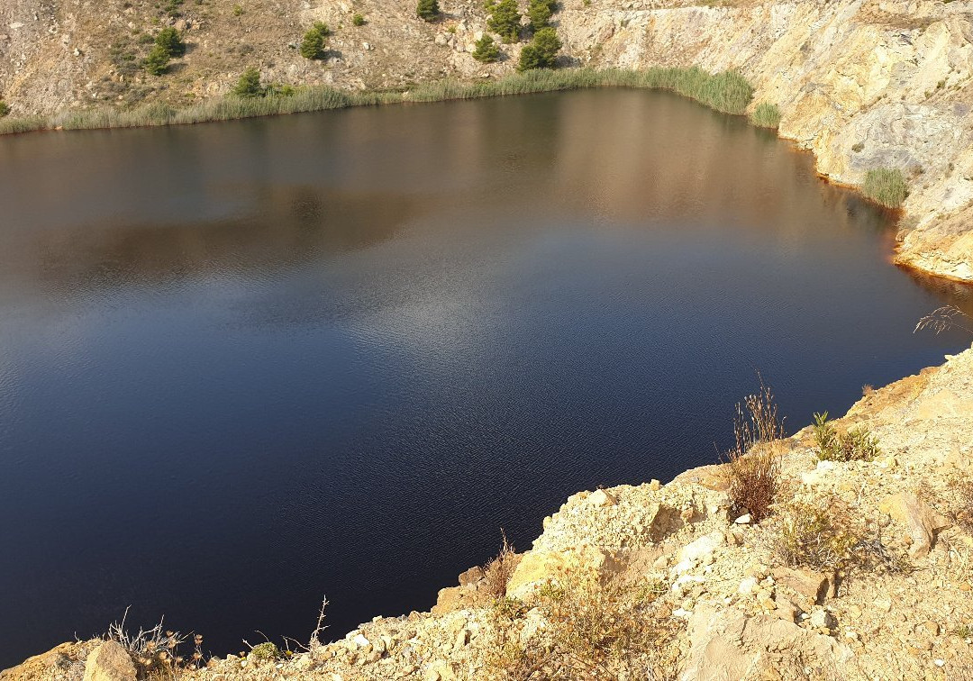 Lago Rojo景点图片