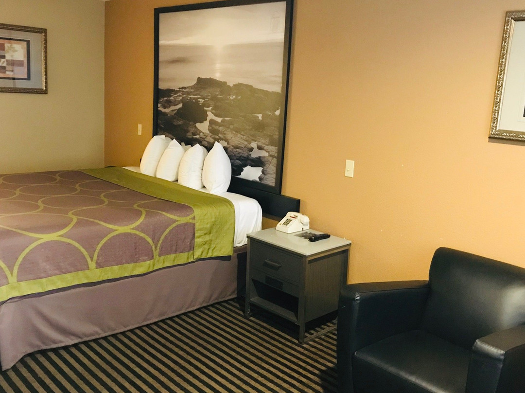 埃斯孔迪多速8酒店主图