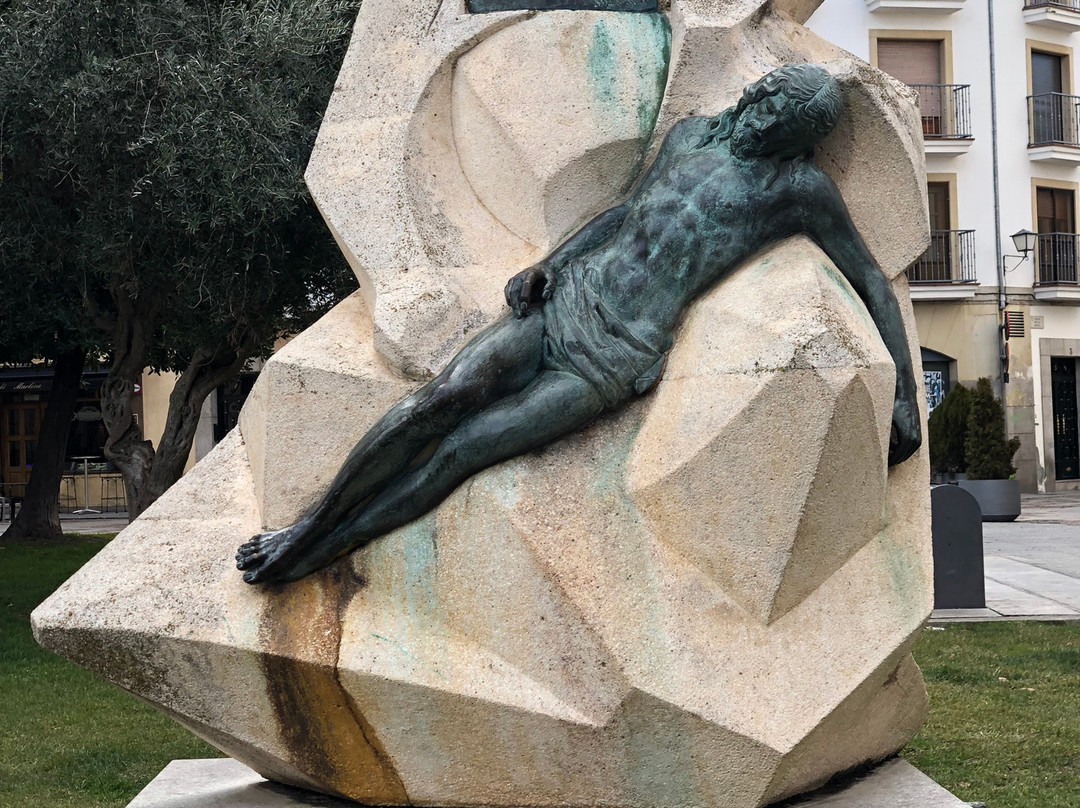 Monumento a Ramón Álvarez-萨莫拉必去景点