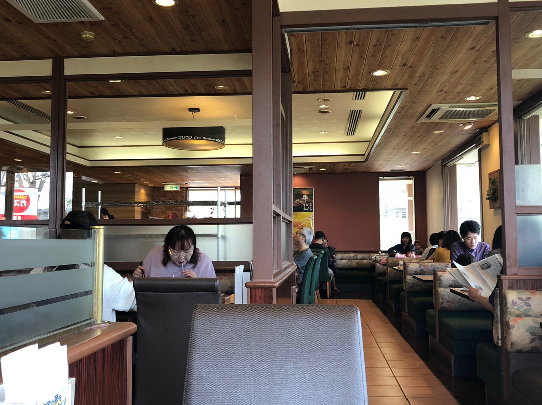 ガスト 多摩南野店