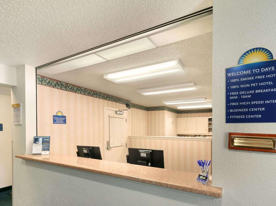 Days Inn & Suites by Wyndham Green Bay WI主图