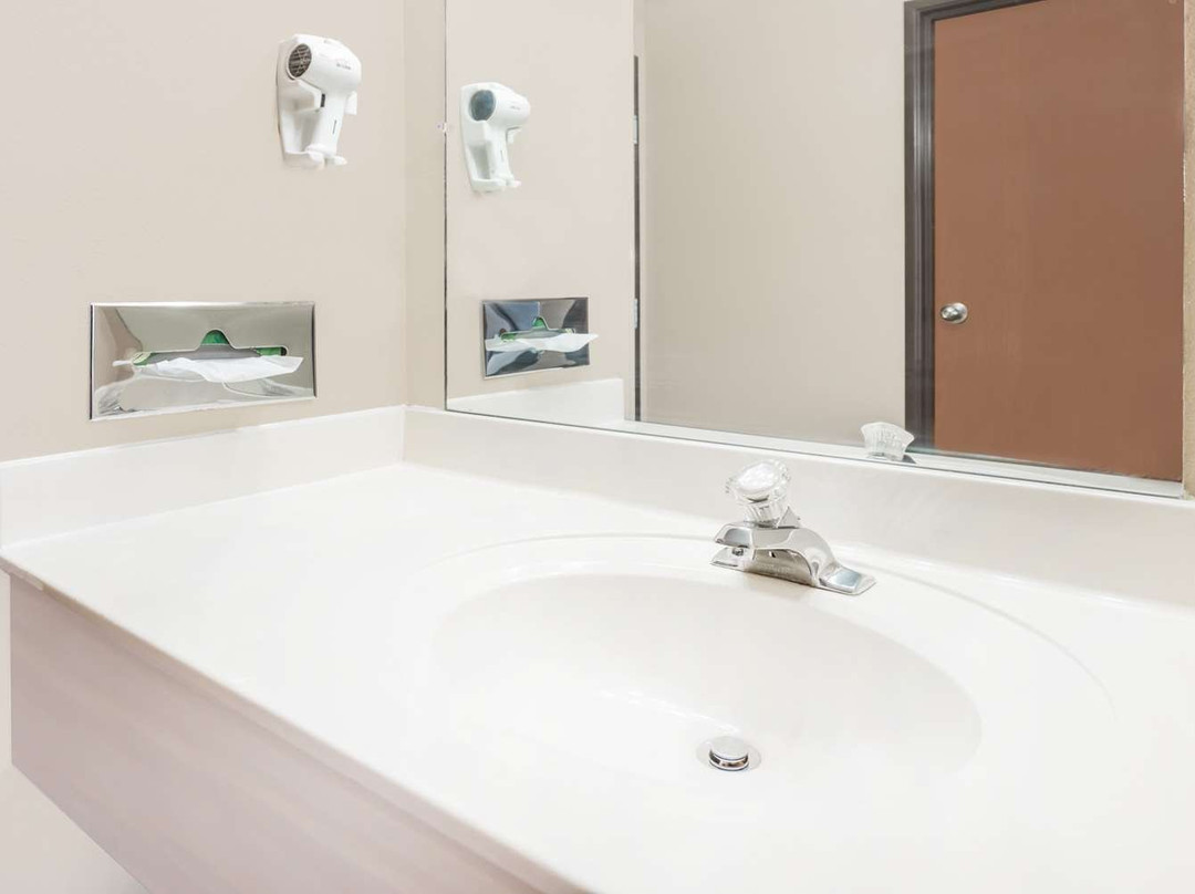 Super 8 by Wyndham Bolivar主图