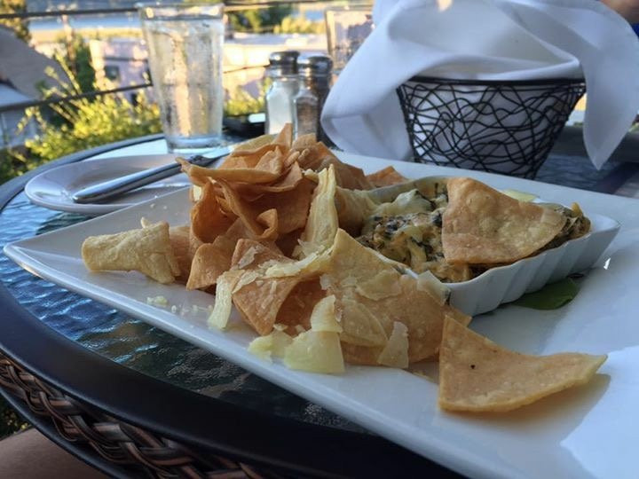 胡德里弗餐馆和美食-Three River's Grill