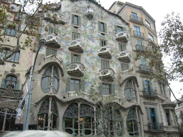 高迪建筑区徒步旅行-巴塞罗那必去景点