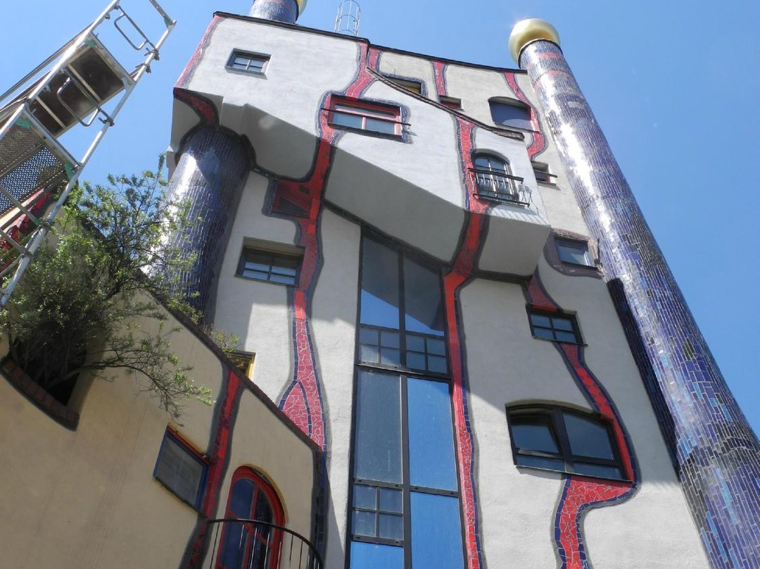 Hundertwasser-Wohnhaus „Wohnen unterm Regenturm“-Plochingen必去景点