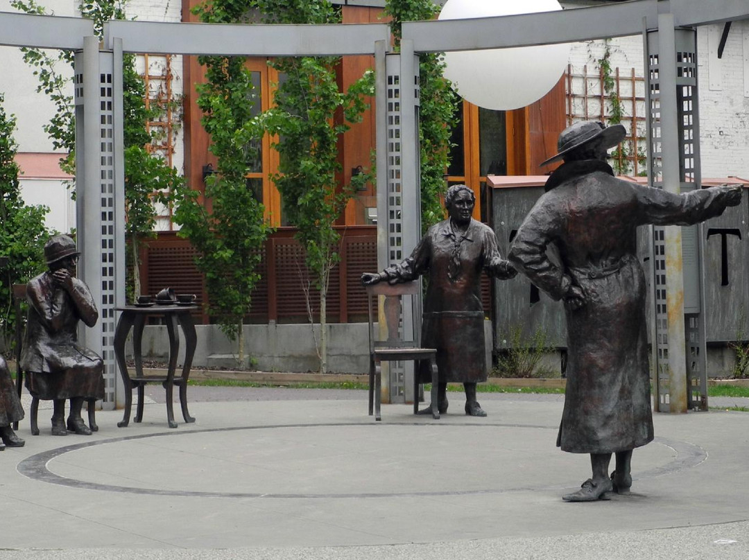 Famous Five Statues-卡尔加里必去景点