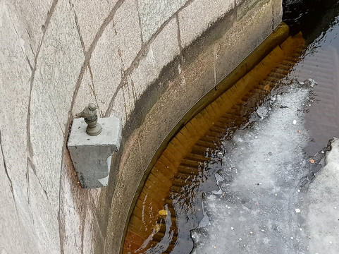 Statue of Chizhik-Pyzhik-圣彼得堡必去景点