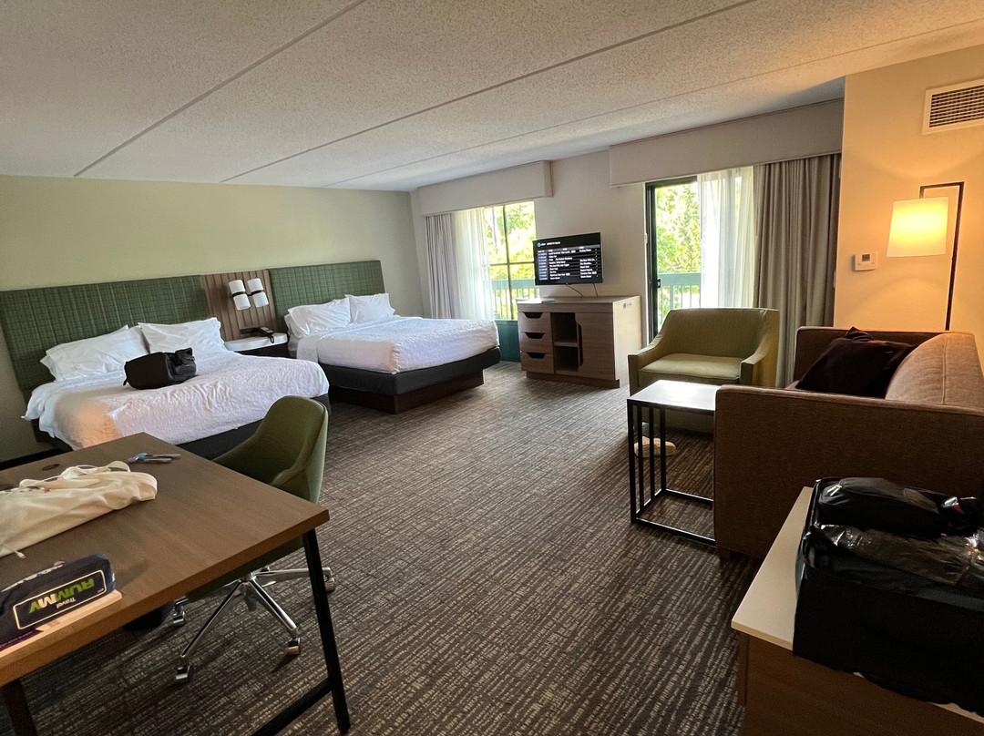 希尔顿欢朋套房酒店-乔治湖主图