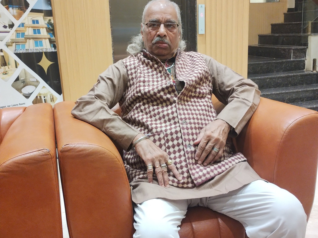 Treebo Tryst Golden Bliss Trimurti Nagar Square主图