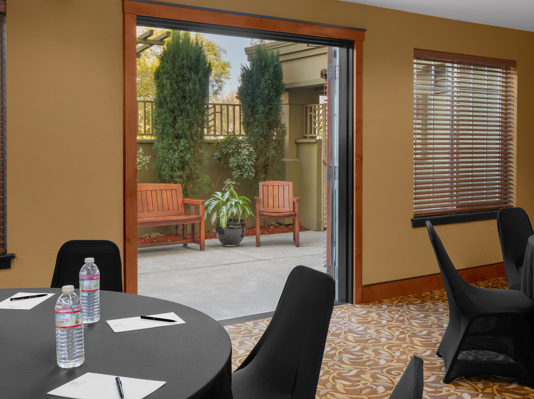 伦顿拉克斯珀兰丁全套房酒店主图