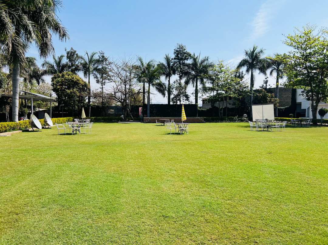 Silver Oak Country Yard Hotel & Resort主图