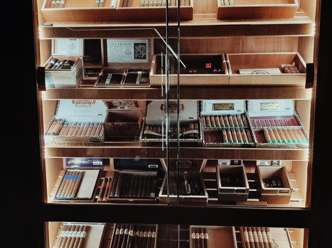 612 Cigar Lounge-阿雷西沃必去景点