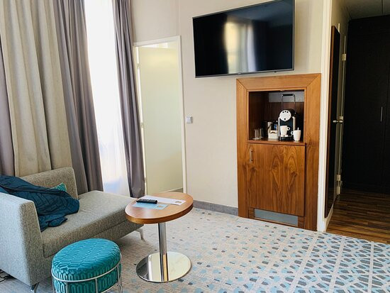 巴黎共和IHG皇冠假日酒店主图