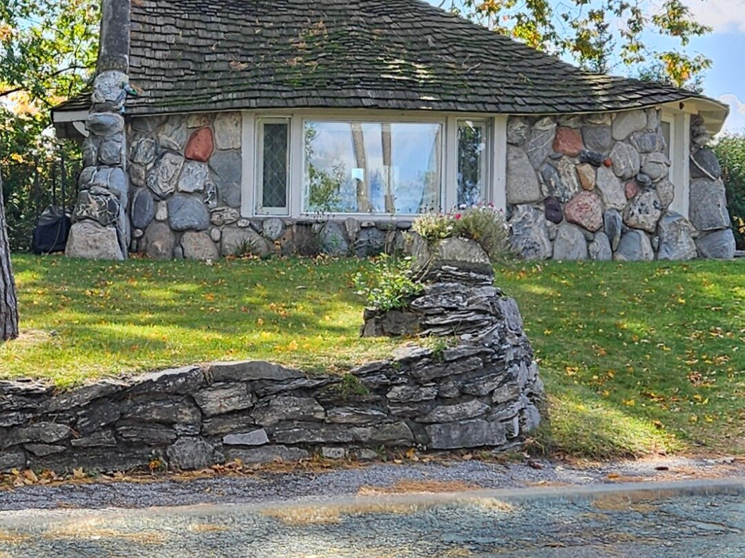 Mushroom House Tours-夏洛瓦必去景点