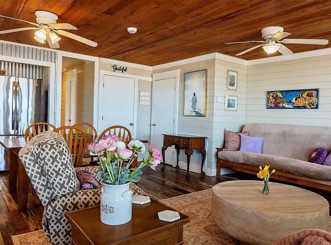 Blue Dolphin Inn and Cottages主图