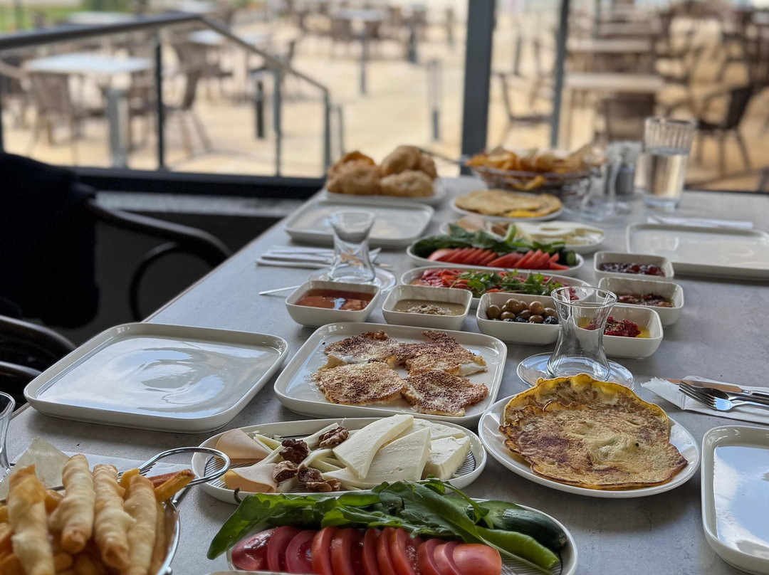 Cream Coffee & Kitchen