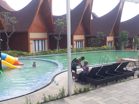 玛琅莎娜雅度假村主图